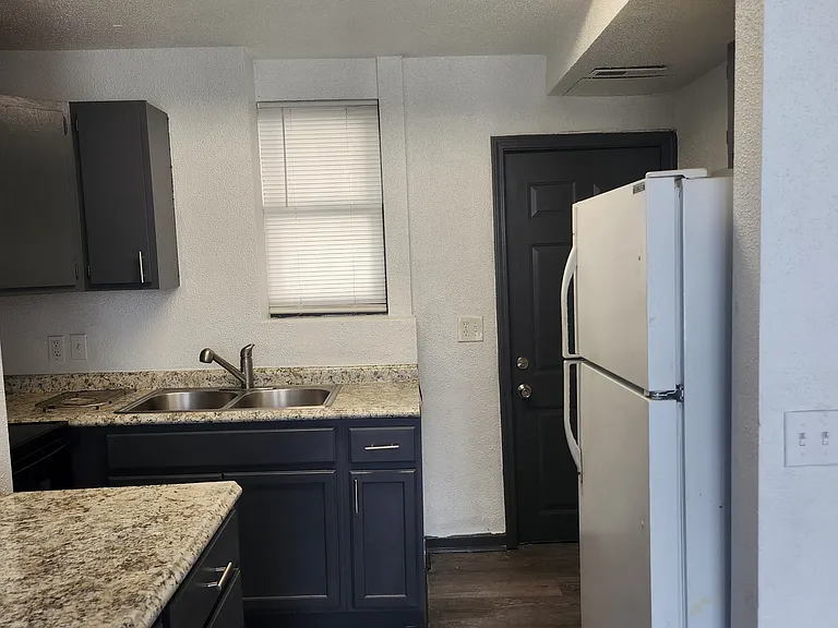 2940 Woolworth Ave #7 — Photo 4