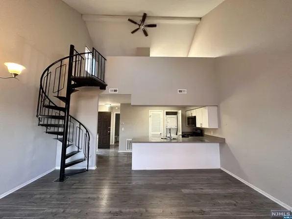 2 Solitude Ct Unit 10, Vernon, NJ 07462