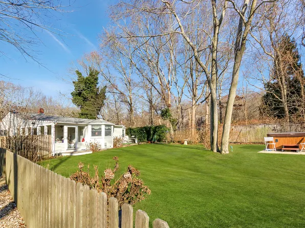 https://photos.zillowstatic.com/fp/010db9d25ddf852dd3aa80b59bf8a1f3-p_e.webp