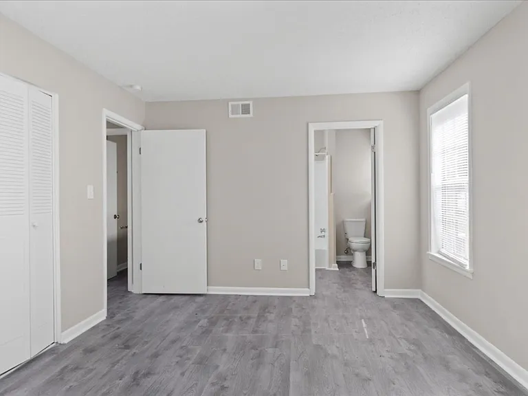 Chateau Apartments — Photo 7