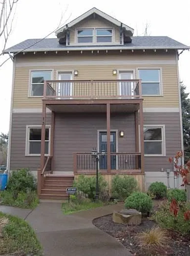 73 NE Graham St — Photo 1