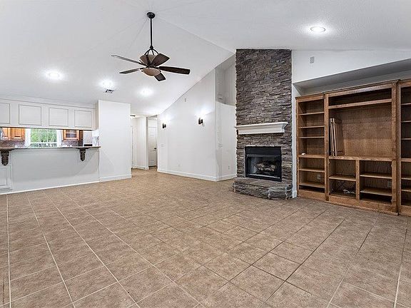 5th image of 2127 E Oaks Dr