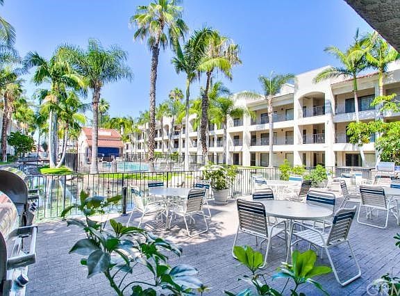 Lake, BBQ's, pool and jacuzzi. Perfect for events.