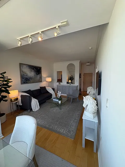 1 bed, 695 sqft, $3,200 — Photo 3