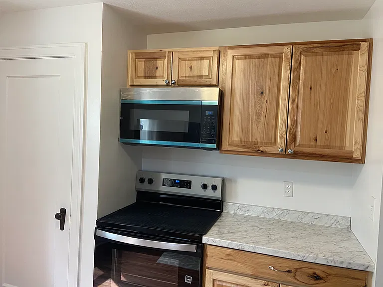 211 Larchmont Rd — Photo 3