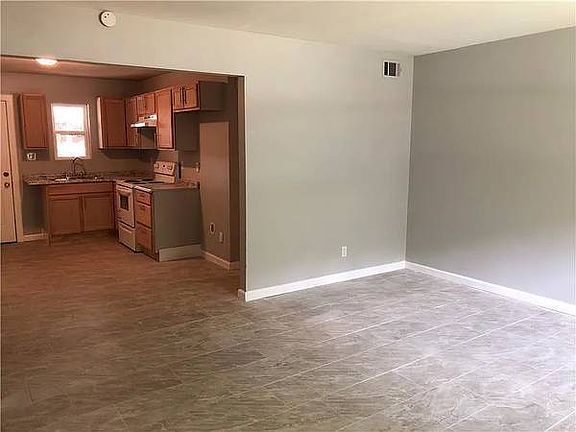 4th image of 584 Springwood Dr
