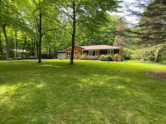 3rd image of W209N13475 Robinhood Dr