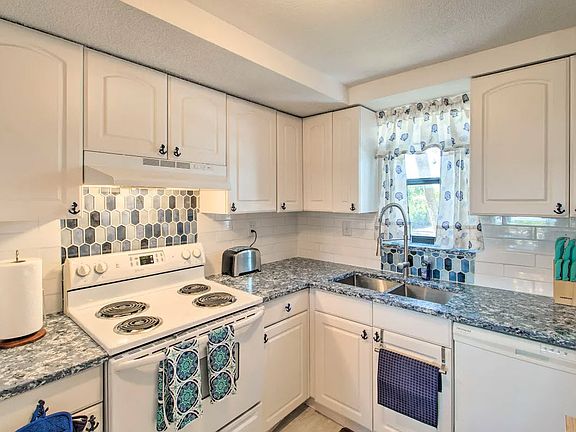 4th image of 11000 S Ocean Dr APT 3-D
