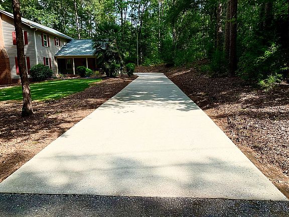 NICE FLAT DRIVEWAY