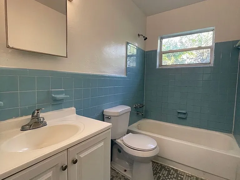2306 NW 9th Ave — Photo 6