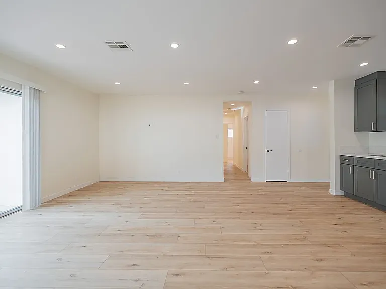 8604 Saloma Ave — Photo 7