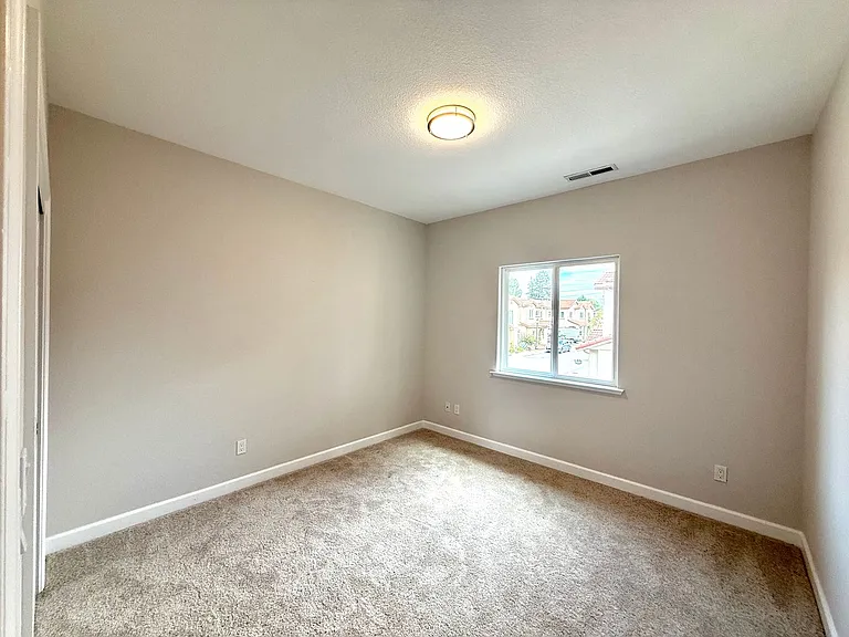 1576 Heritage Ln — Photo 13