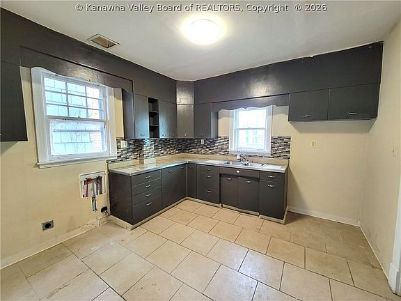 3rd image of 602 Main St