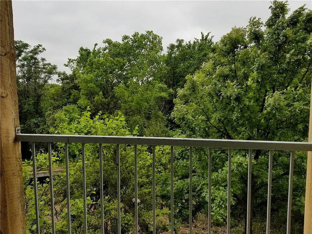 2 bed, 2.0 bath, 1091 sqft, $1,295 — Photo 2