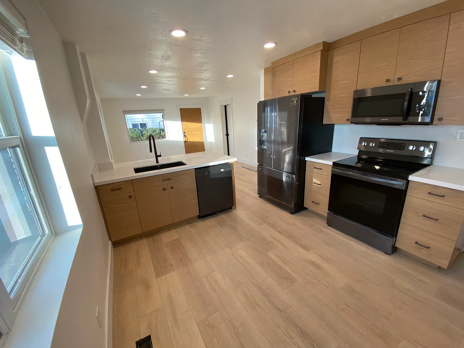366 E Logan Ave — Photo 2