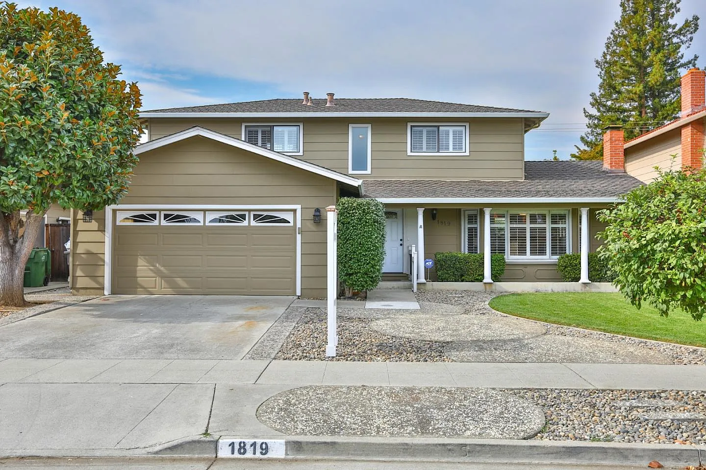 1819 Comstock Ln photo 1