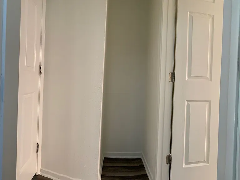 Hollywood Villa Apts. — Photo 7