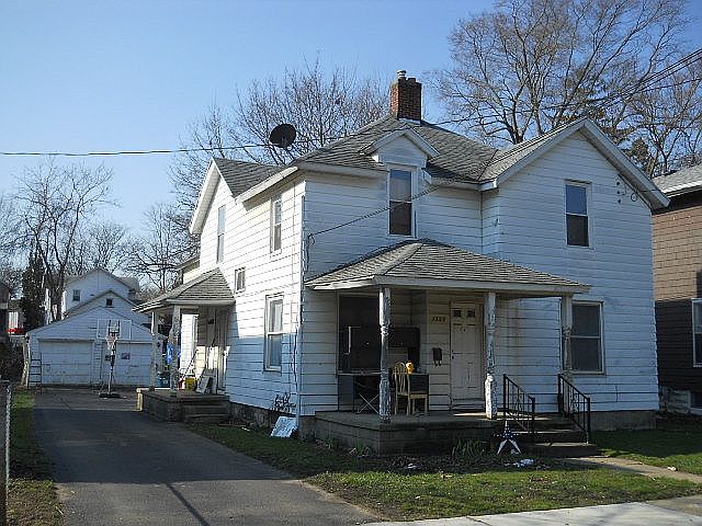 2nd image of 325 Van Buren St