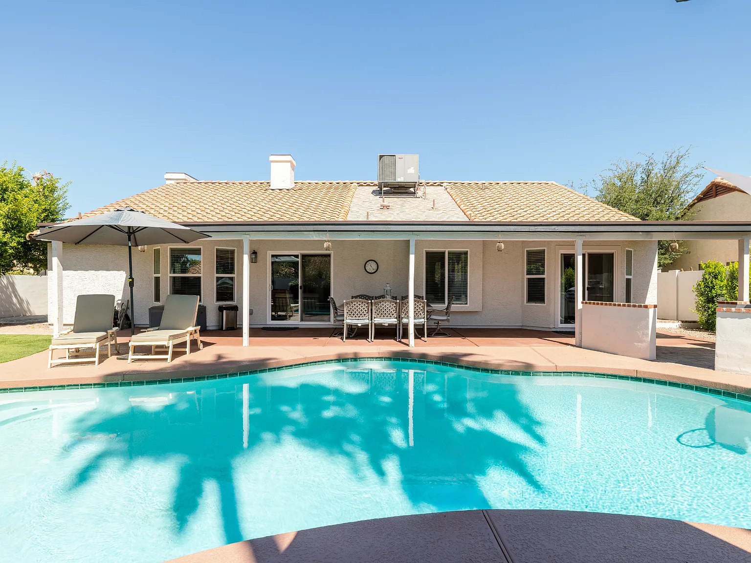 4 bed, 2.5 bath, 2328 sqft, $6,000 — Photo 2