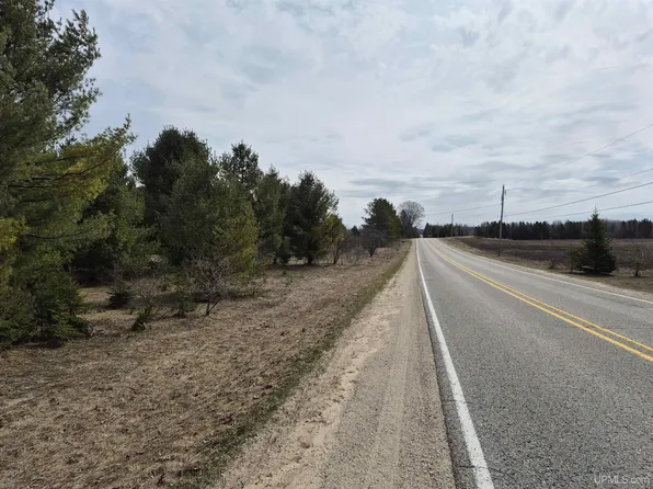 E Twenty Quarry Rd, Gulliver, MI 49840