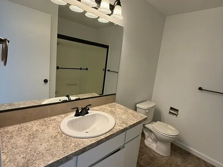 TLD184 — Photo 17