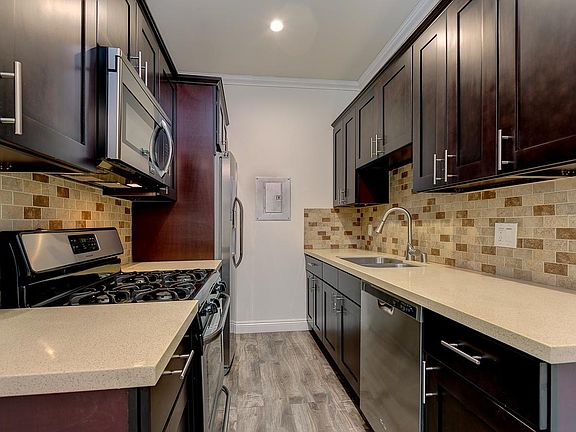 4th image of 7229 Willoughby Ave #105