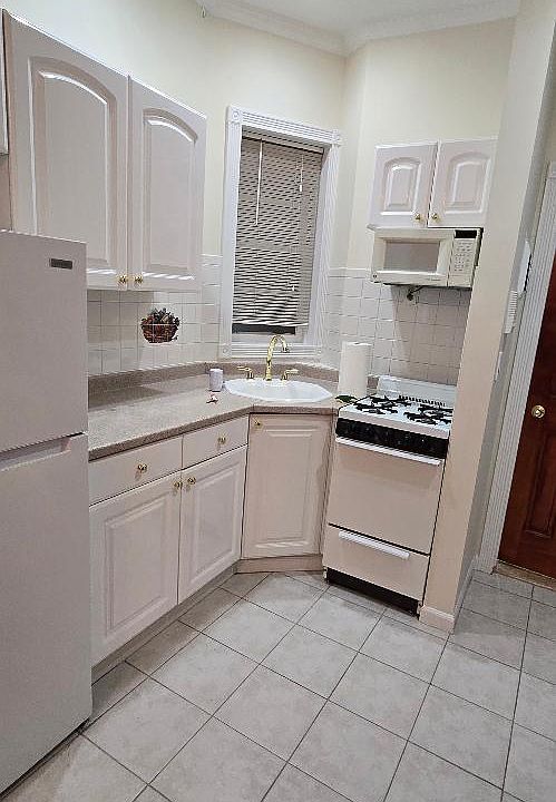 1st image of 349 E 61st St APT 1D