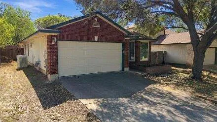 3 bed, 2.0 bath, 1299 sqft, $2,400 — Photo 3