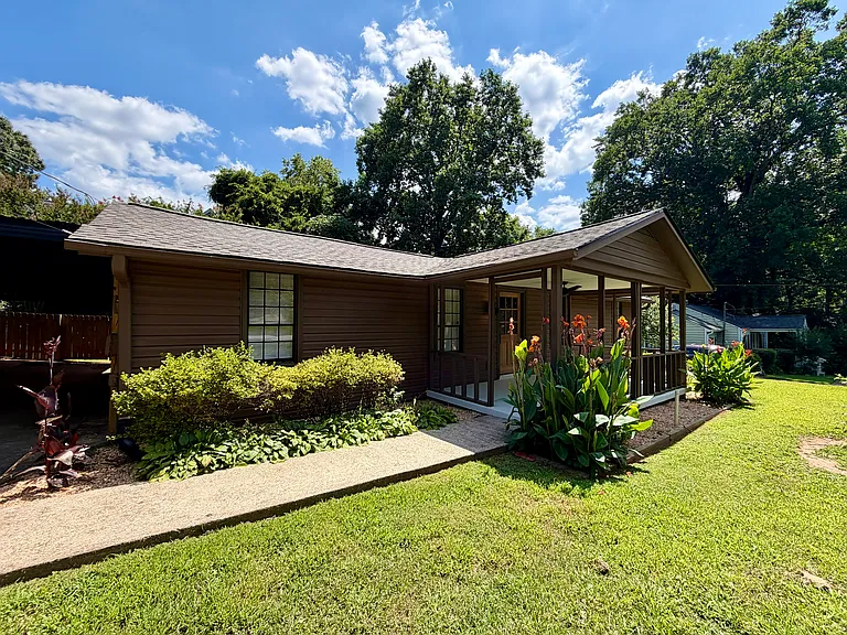 1627 Wainwright Dr SE — Photo 2