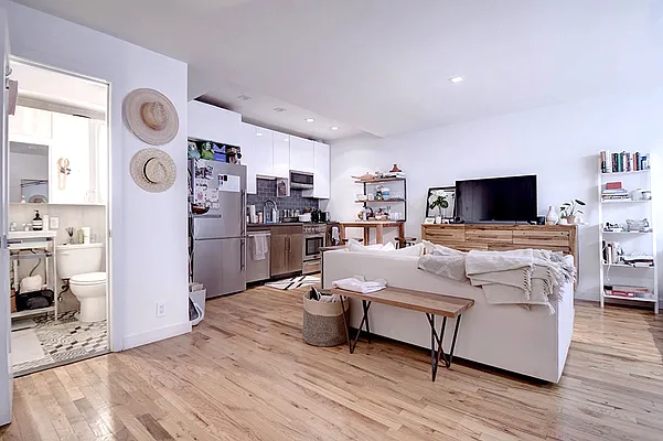 Rented by Urbane Brokerage | media 7