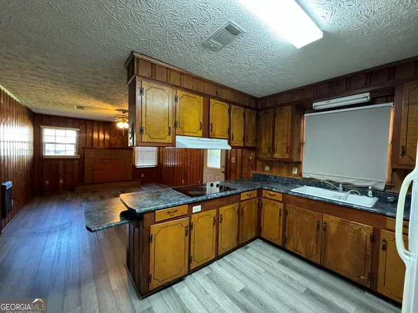 23 Hester St, Hazlehurst, GA 31539