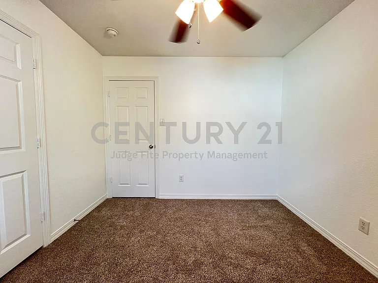 403 W Oak St — Photo 11