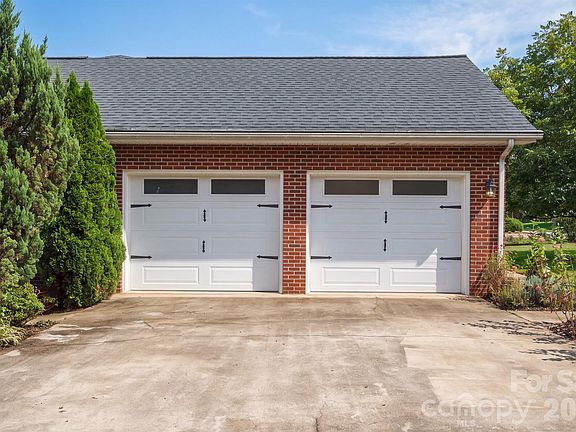 4th image of 107 Powe St