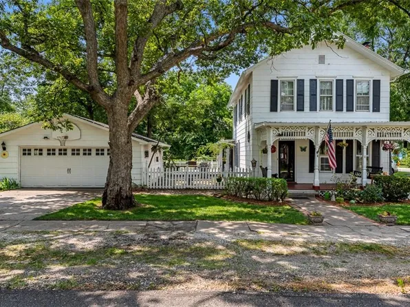 202 S Doyle St, Louisburg, KS 66053