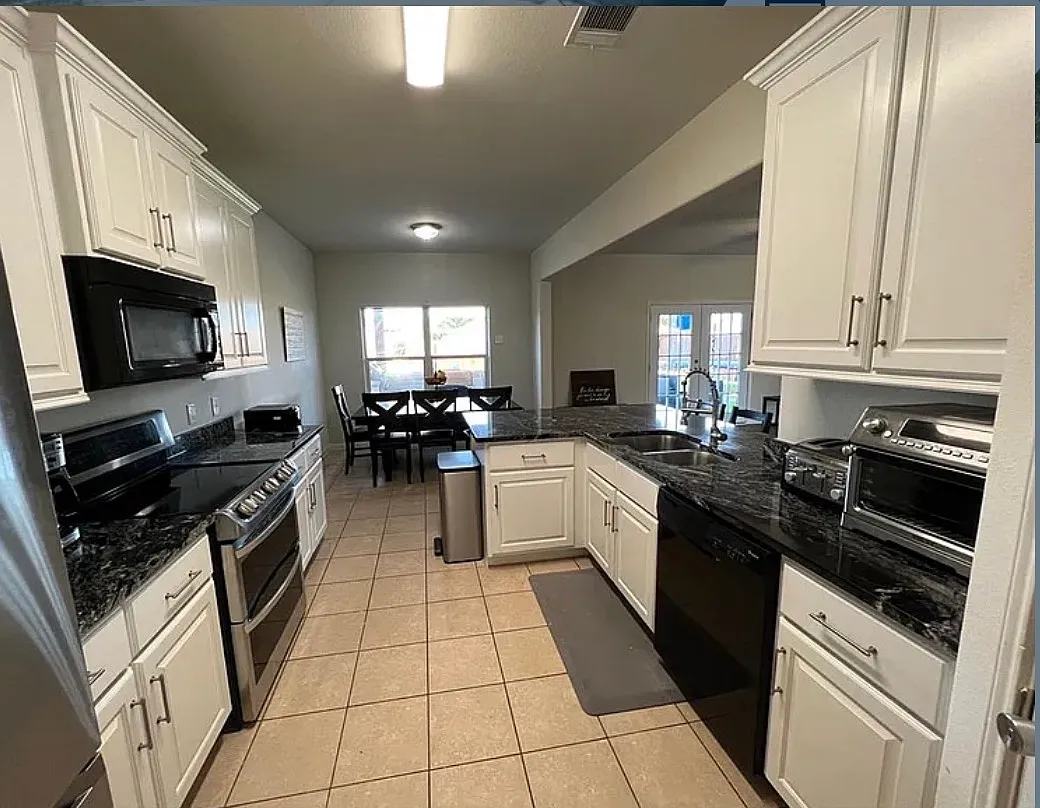 4 bed, 2.5 bath, 2077 sqft, $2,300 — Photo 2