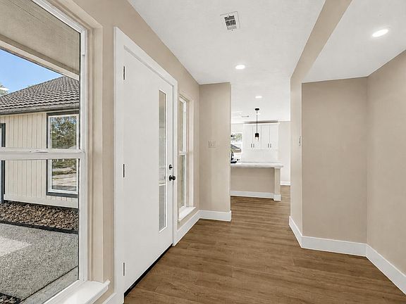 4th image of 3203 Falling Brook Dr