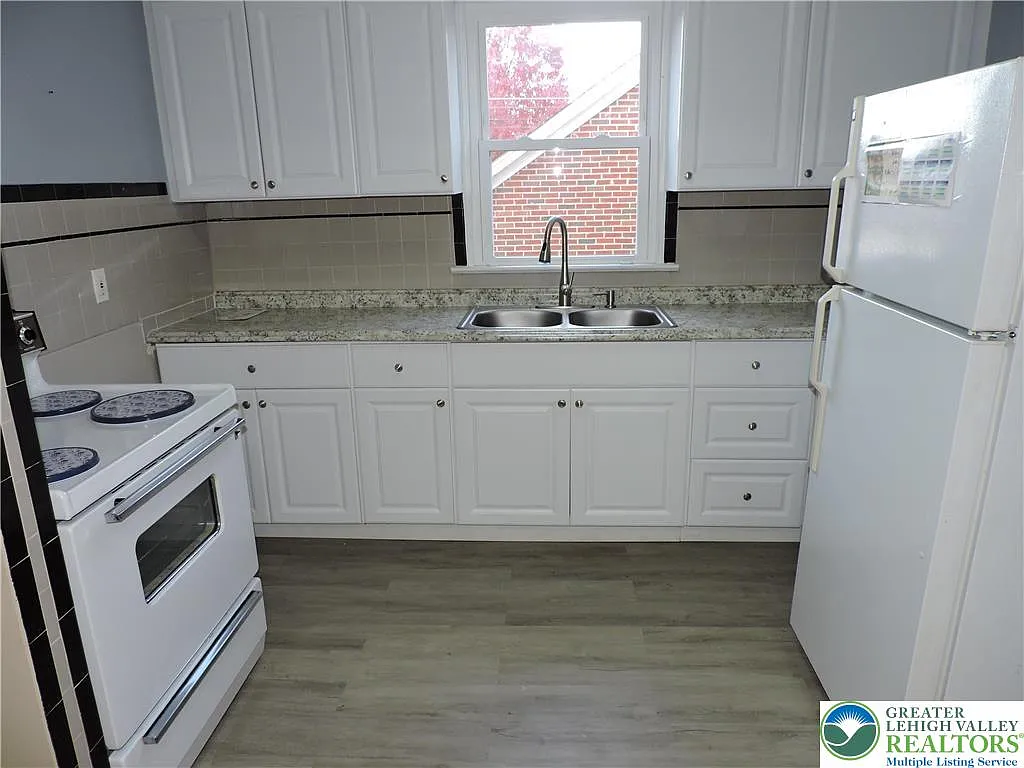 2 bed, 1.0 bath, 820 sqft, $1,350 — Photo 3