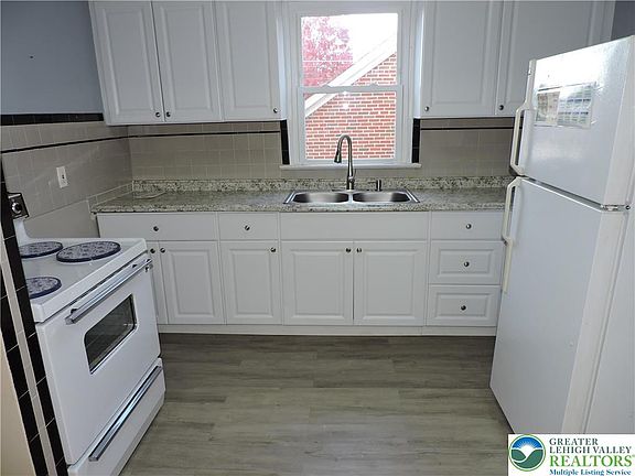 3rd image of 1717 1/2 W Tremont St