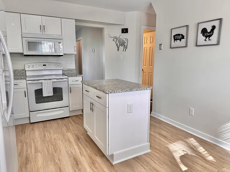 2524 Sutton Pl — Photo 6