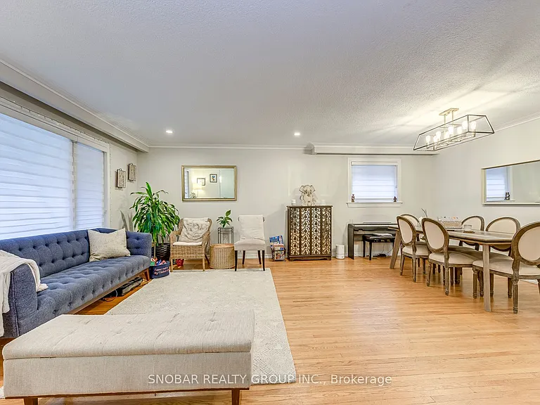 52 Decarie Cir — Photo 4