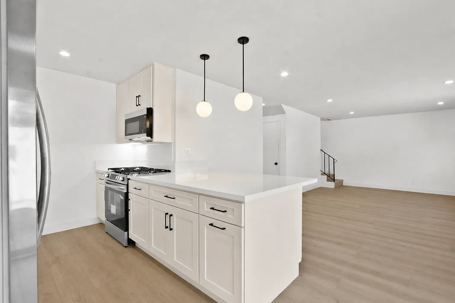 2 bed, 1.5 bath, 1300 sqft, $3,200 — Photo 4