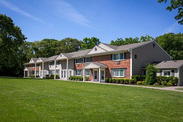 Fairfield Village At Coram — Photo 23