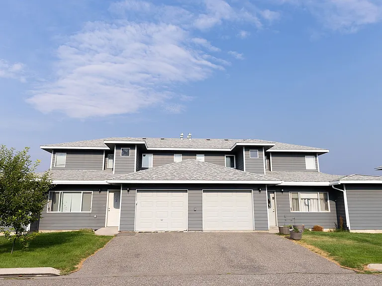 Oak Street Town Homes — Photo 1