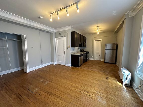 2nd image of 1204 W Granville Ave #211
