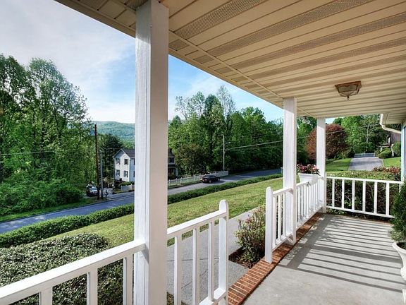 5th image of 1504 Strawberry Ln