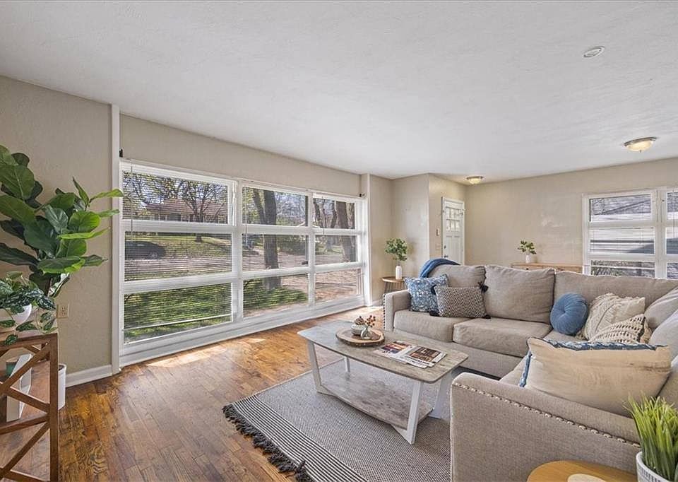 1st image of 527 S Willow Ave