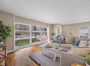 527 S Willow Ave, Sugar Creek, MO 64053