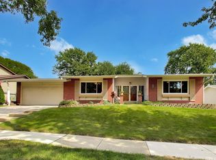 6001 Ross Dr, Woodridge, IL 60517