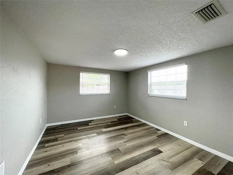 11241 Yewtree Ave — Photo 21
