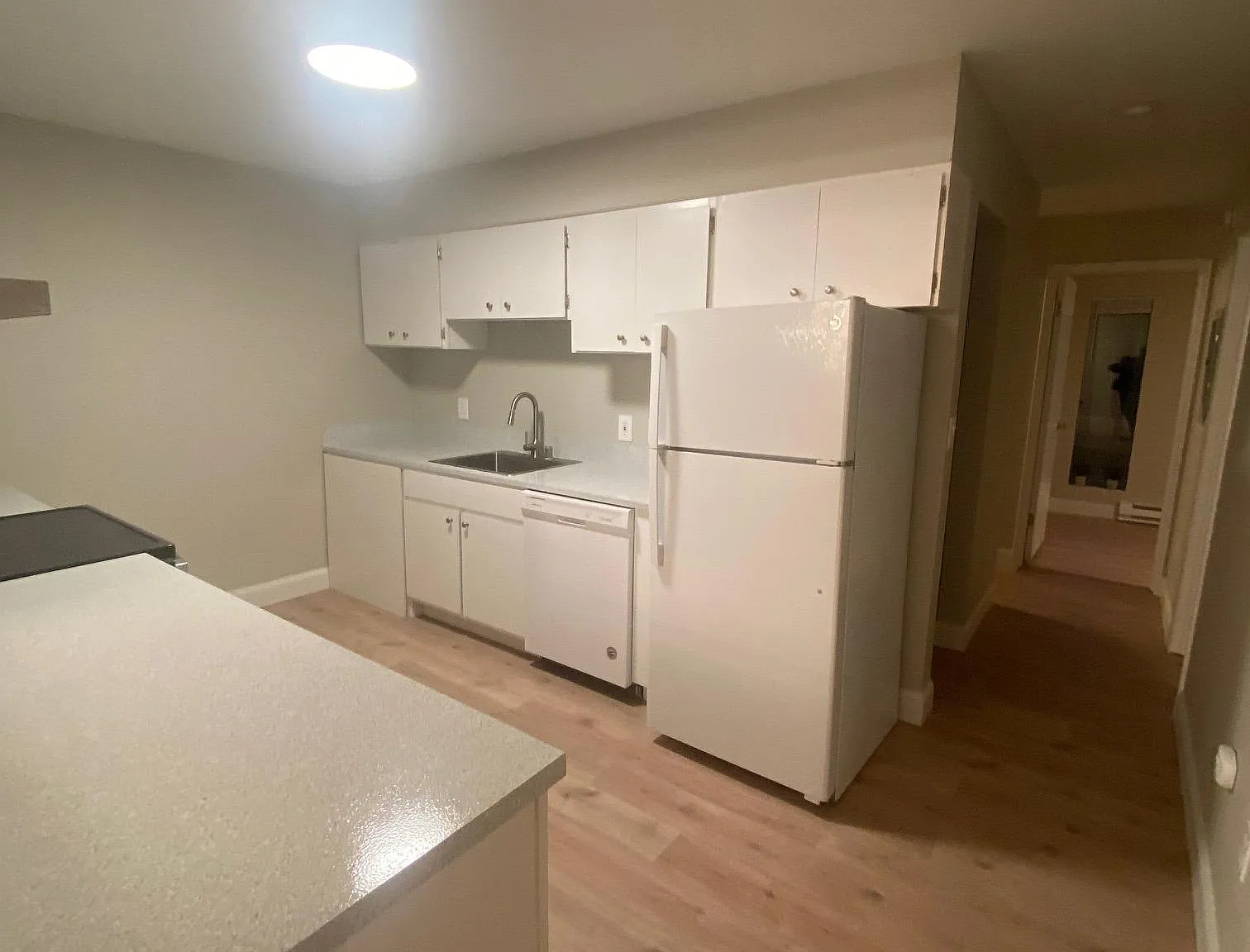 3 bed, 900 sqft, $3,100 — Photo 3